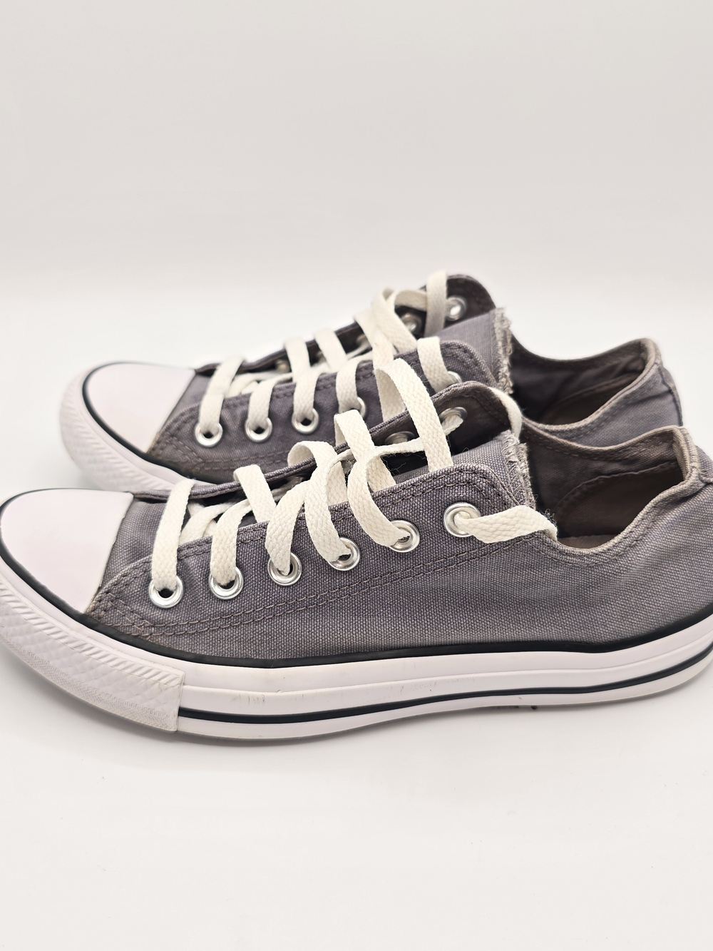 Converse Women's 8 Gray Low-Top Canvas Sneakers Casual Classic Walking 90's - Picture 3 of 7